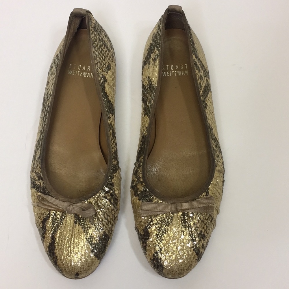 Stuart Weitzman Gold Flats. Size 6